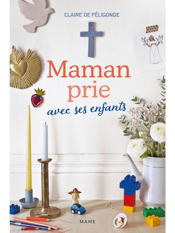 Maman prie avec ses enfants