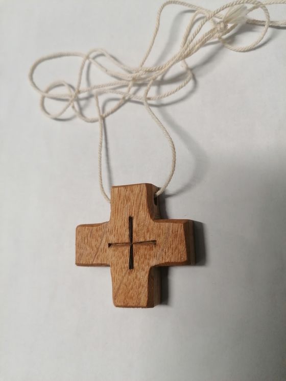 Croix d´aube en chêne (4 x 4 cm), sur ficelle