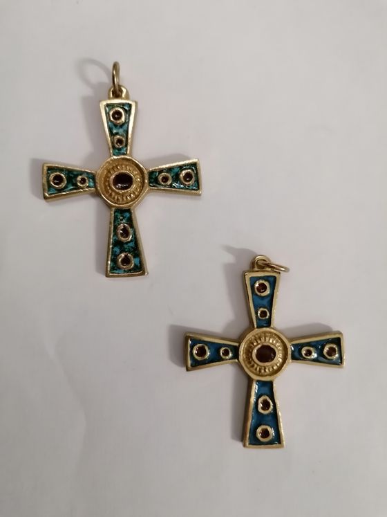 Croix pendentif en bronze émaillé