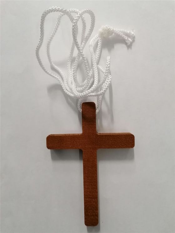 Croix d´aube en hêtre teinté 10 x 7 cm