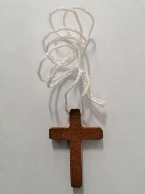 Croix d´aube en hêtre teinté 7 x 5 cm