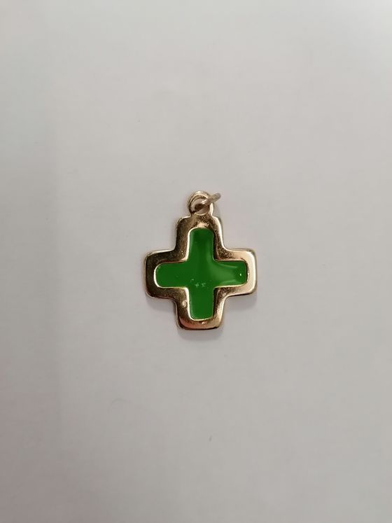 Croix pendentif métal doré, émaillée vert carrée - 27 x 21 mm