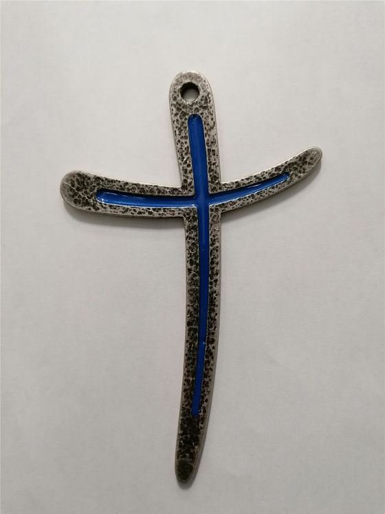 Croix métal argenté émaille bleu